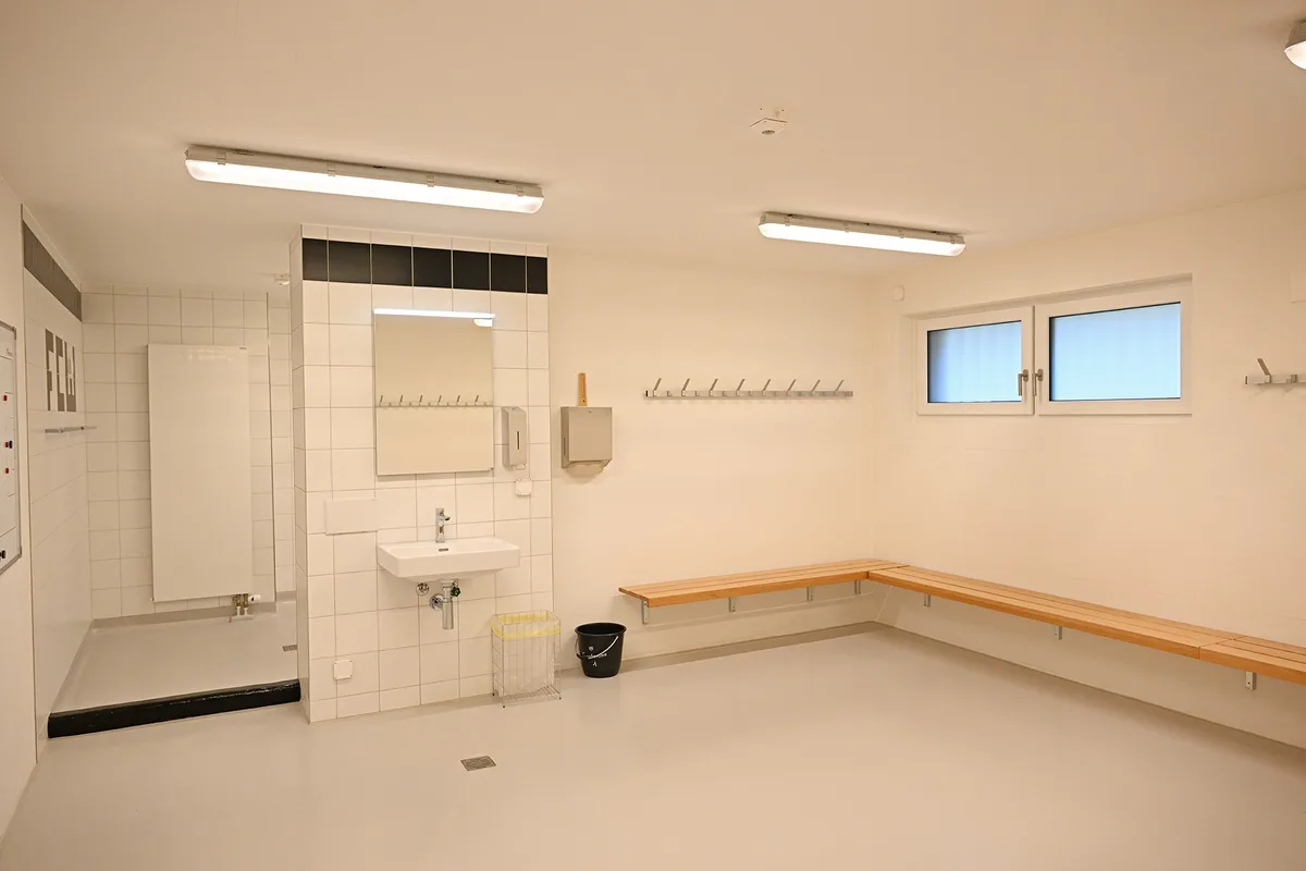 Klubhaus respektive Garderobe von innen.